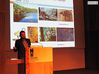 De eerste spreker: Dr. Van den Hoek-Ostende.  (Naturalis, Leiden)